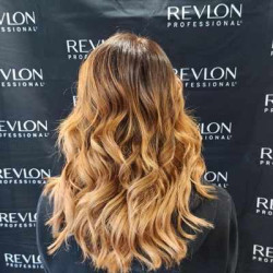 Brushing wavy et volume naturel dans un salon