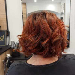 Coiffeur pour des cheveux bouclés