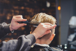 Coiffeur pour une coupe courte stylée  